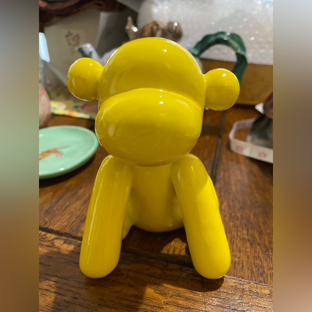 Monkey Lovers🐒Yellow Ceramic Monkey Figurine. Shiny and New. Adorable 4 inches